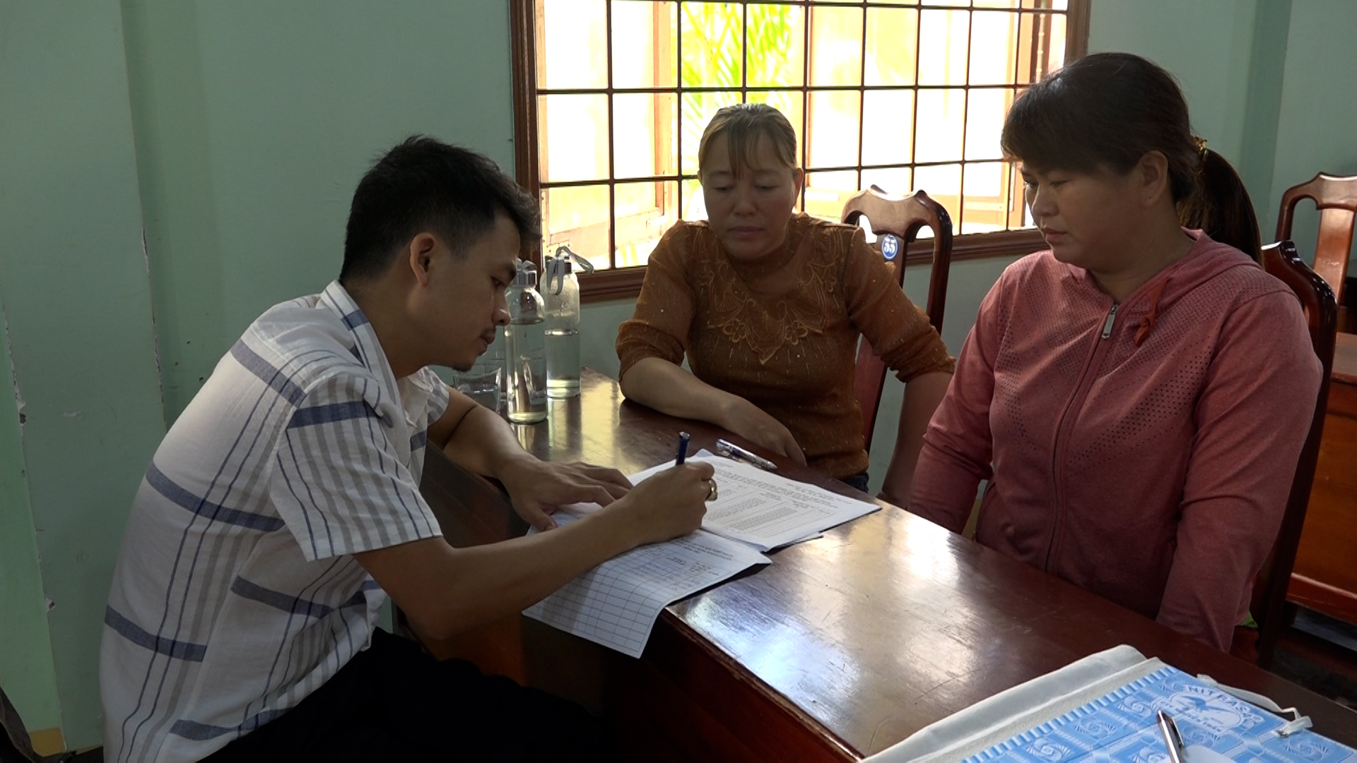 Phòng Giao dịch NHCSXH huyện thẩm định cho vay theo theo Nghị định 28 của Chính phủ